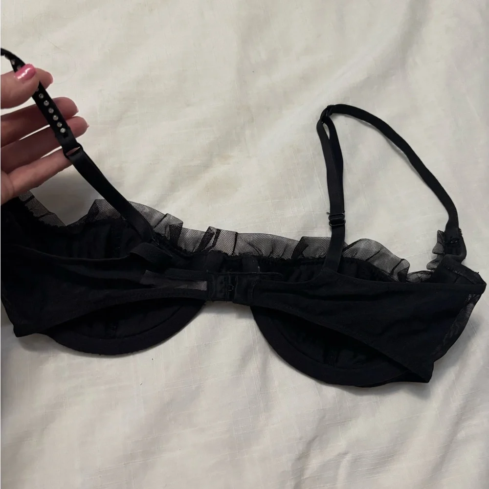 Elegant Black Bra with Ruffle Detail - Picture 3 of 6